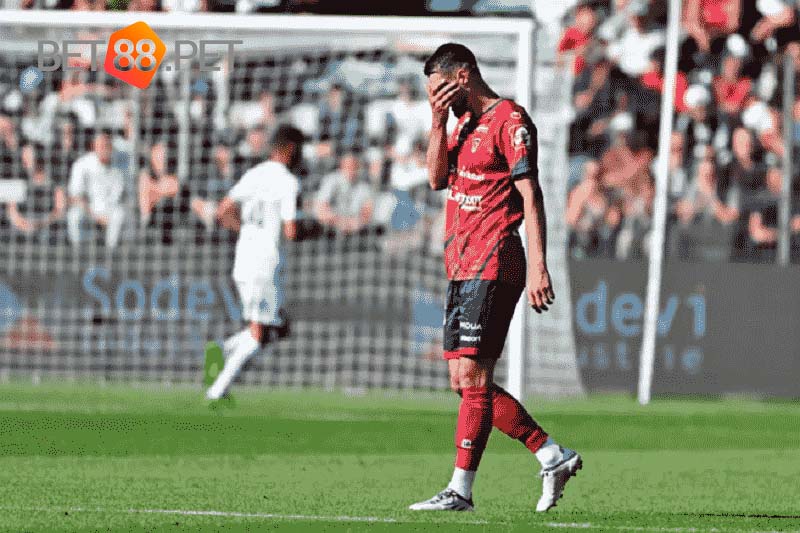Clermont vs Troyes: Hàng phòng ngự chơi như ngáy ngủ, đội chủ nhà nhận thất bại 1-3